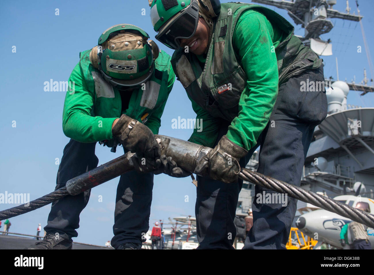 Aviazione di Boatswain Mate (attrezzature) Airman Christian Brooks, sinistra e aviazione di Boatswain Mate (attrezzature) Airman Ashley Allen ricollegare un ingranaggio di arresto filo sul ponte di volo della portaerei USS Harry Truman (CVN 75). Harry Truman, f Foto Stock