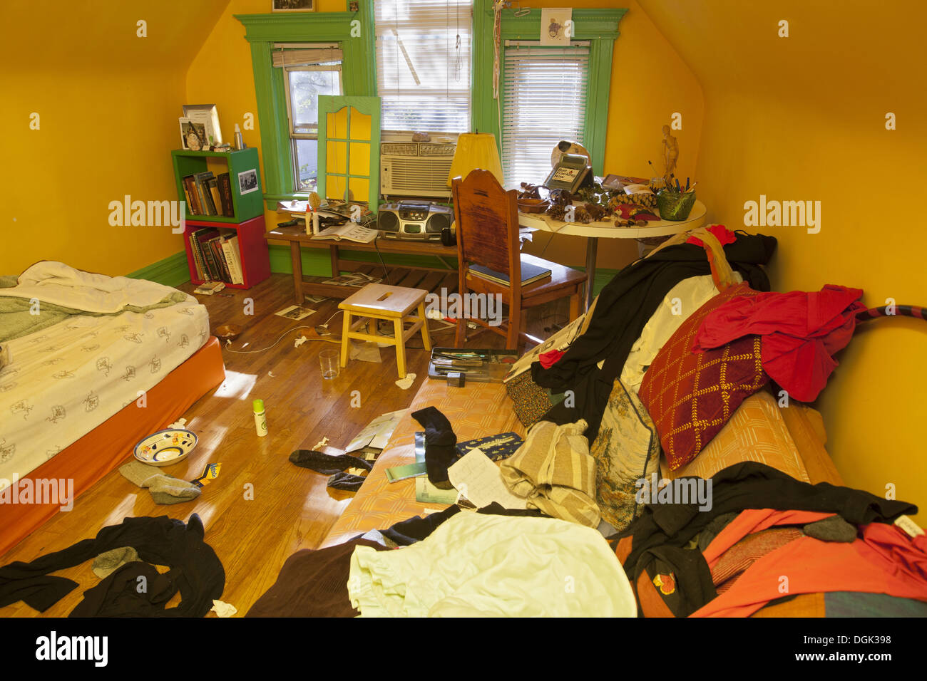 Molto disordinato camera da letto di una persona giovane. Foto Stock