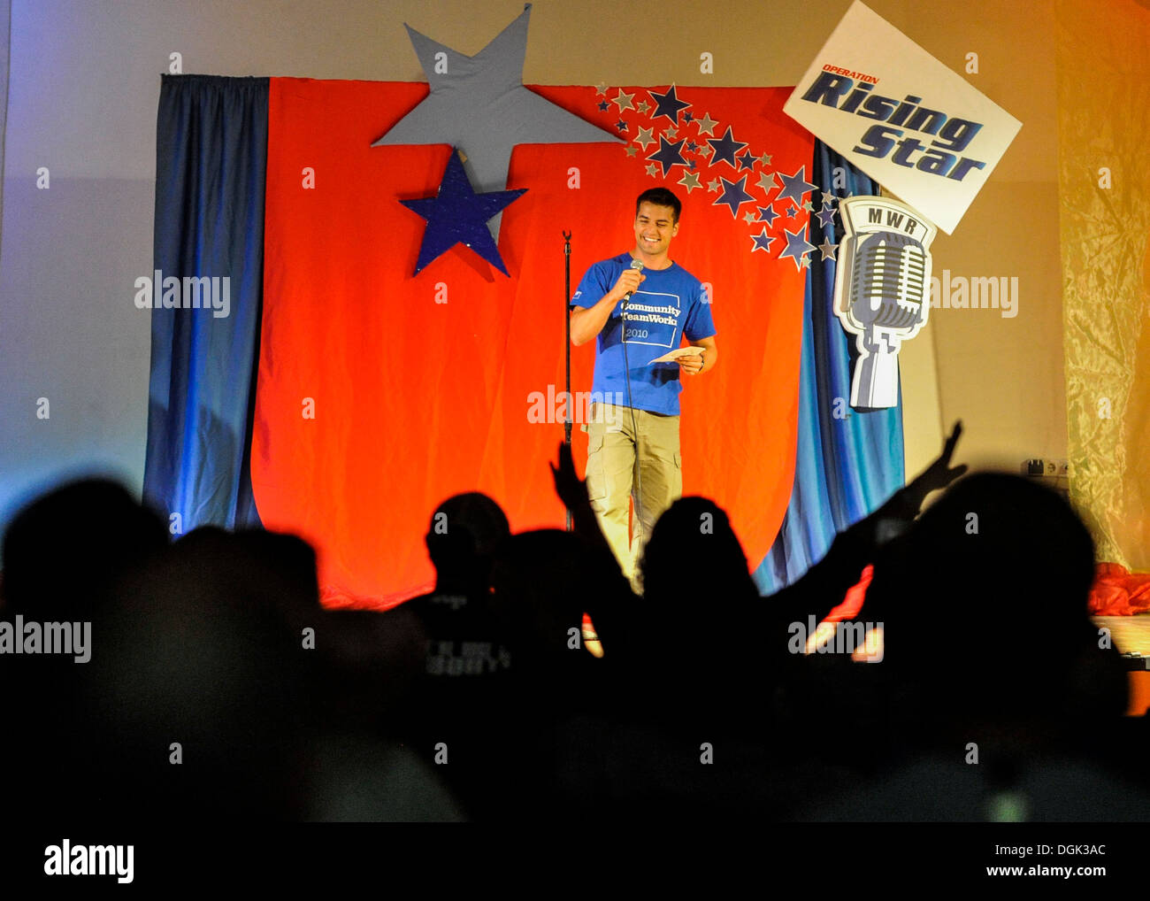 CAMP LEMONNIER, Gibuti (ott. 11, 2013) Air Force Capt. Luc Chandou canta una buona sensazione di Michael Buble durante il funzionamento Rising Star a Camp Lemonnier. Funzionamento Rising Star è un annuale concorso di canto per i militari Usa personne Foto Stock