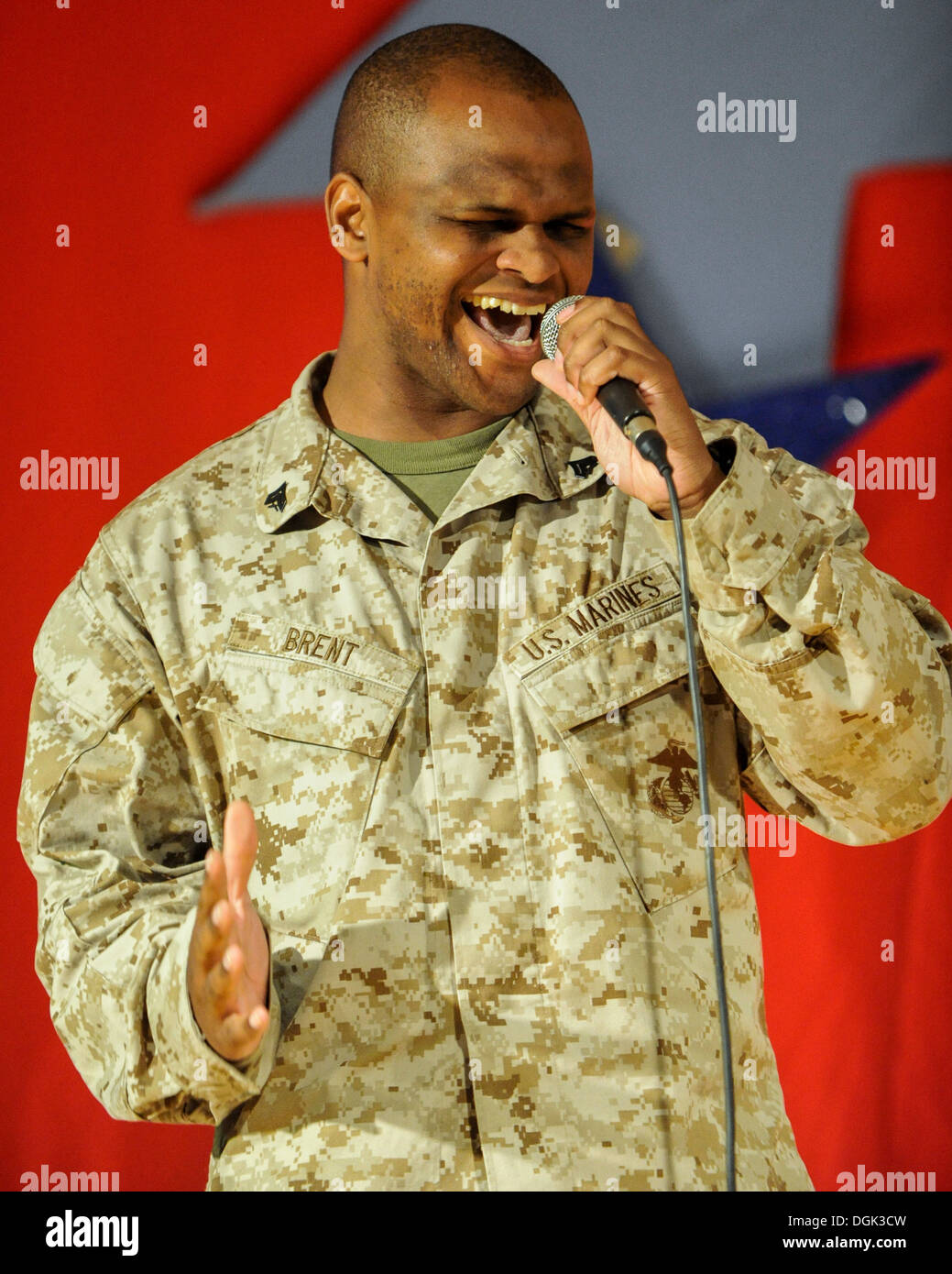 CAMP LEMONNIER, Gibuti (ott. 11, 2013) Marine Corps Cpl. Jesse Brent canta tutte di Me da John Legend durante il funzionamento Rising Star a Camp Lemonnier. Funzionamento Rising Star è un annuale concorso di canto per il personale militare degli Stati Uniti. Foto Stock
