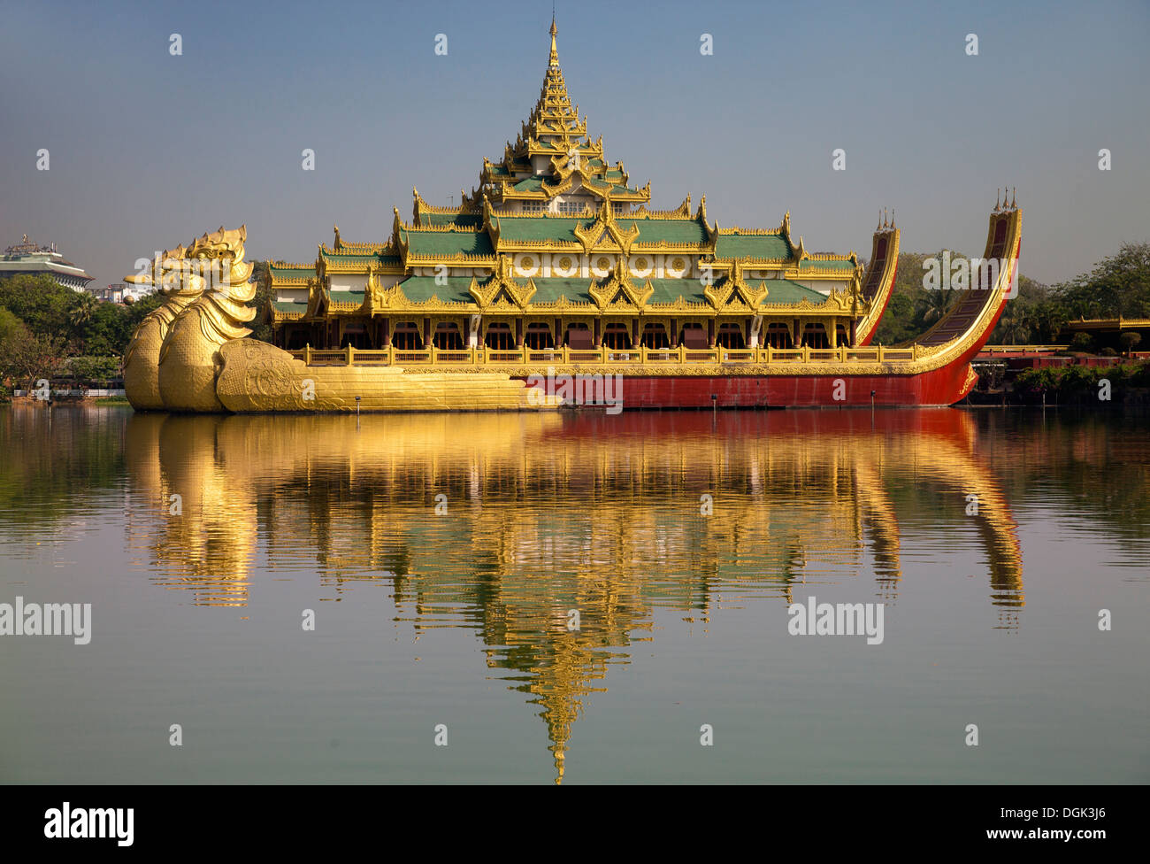 La Karaweik Royal Barge sulla sponda orientale del lago Kandawgyi a Yangon in Myanmar. Foto Stock