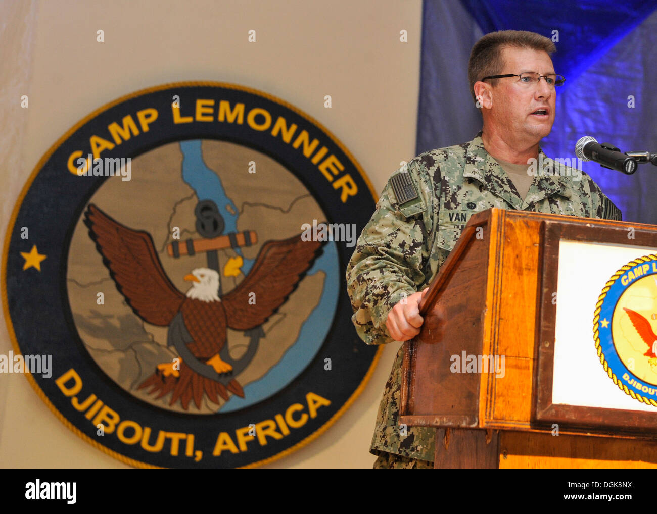Navy Capt. Peter Van acciai, Camp Lemonnier comandante, rende commento durante la Marina palla su Camp Lemonnier. La sfera è stata organizzata per celebrare la Marina il 238th compleanno. Foto Stock