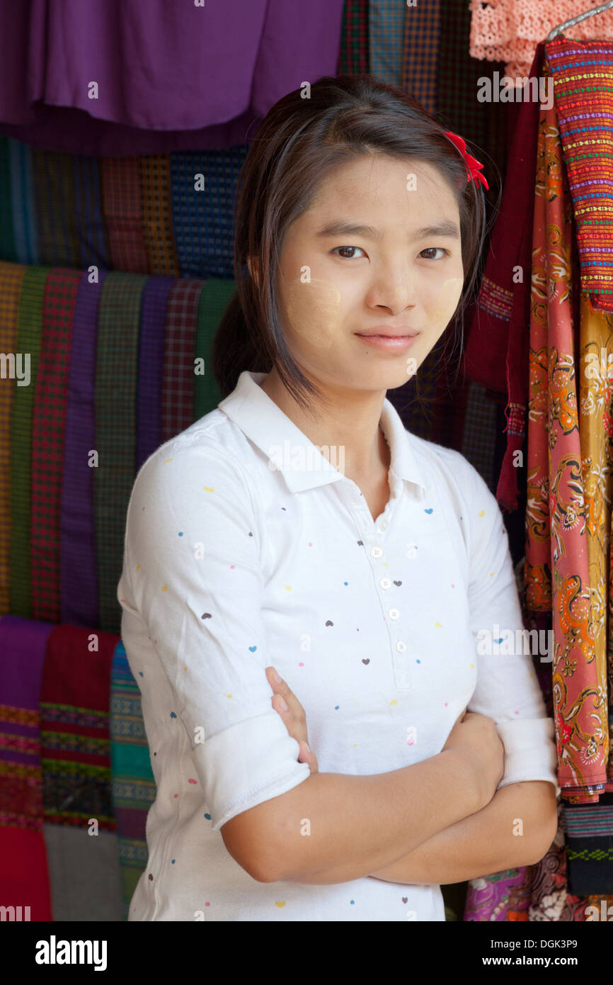 Una giovane ragazza birmano che vendono vestiti in Bogyoke (ex Scott) Mercato di Yangon in Myanmar. Foto Stock