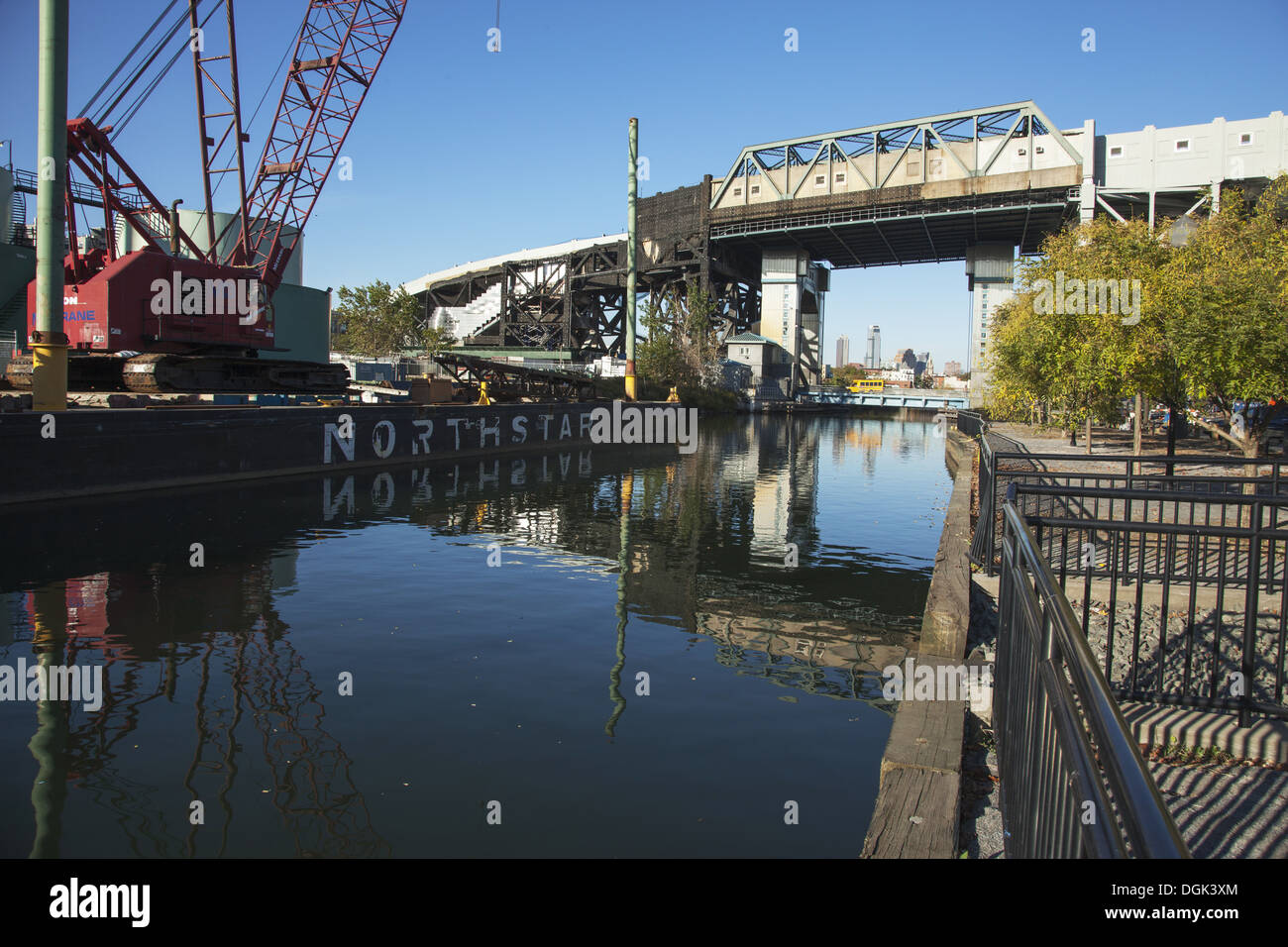 Guardando lungo il canale Gowanus nel quartiere di Gowanus di Brooklyn vicino alla 9th Street. Foto Stock