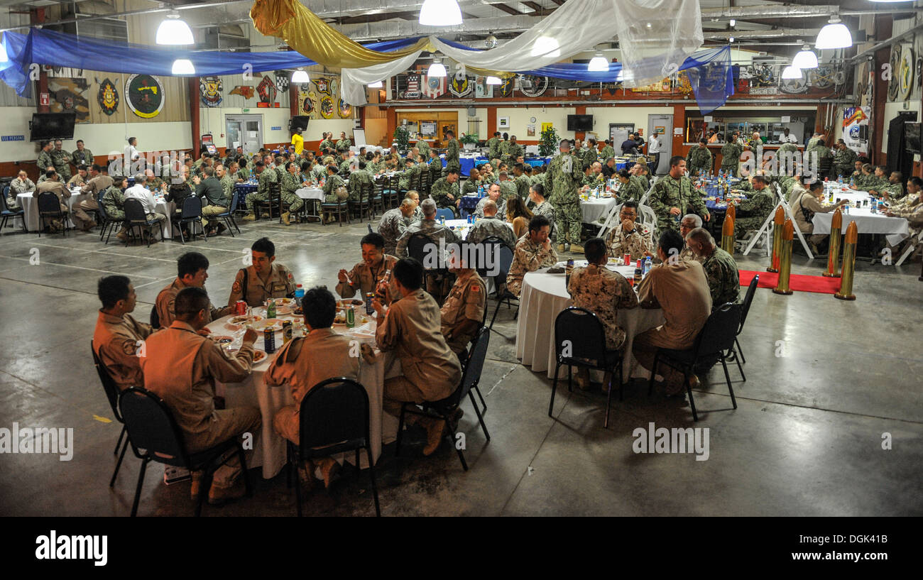 CAMP LEMONNIER, Gibuti (ott. 12, 2013) gli ospiti mangiano la cena durante la Marina palla su Camp Lemonnier. La sfera è stata organizzata per celebrare la Marina il 238th compleanno. Foto Stock