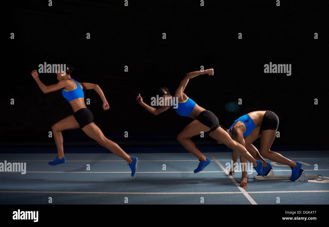 Giovane atleta femminile gara di partenza, esposizione multipla Foto Stock