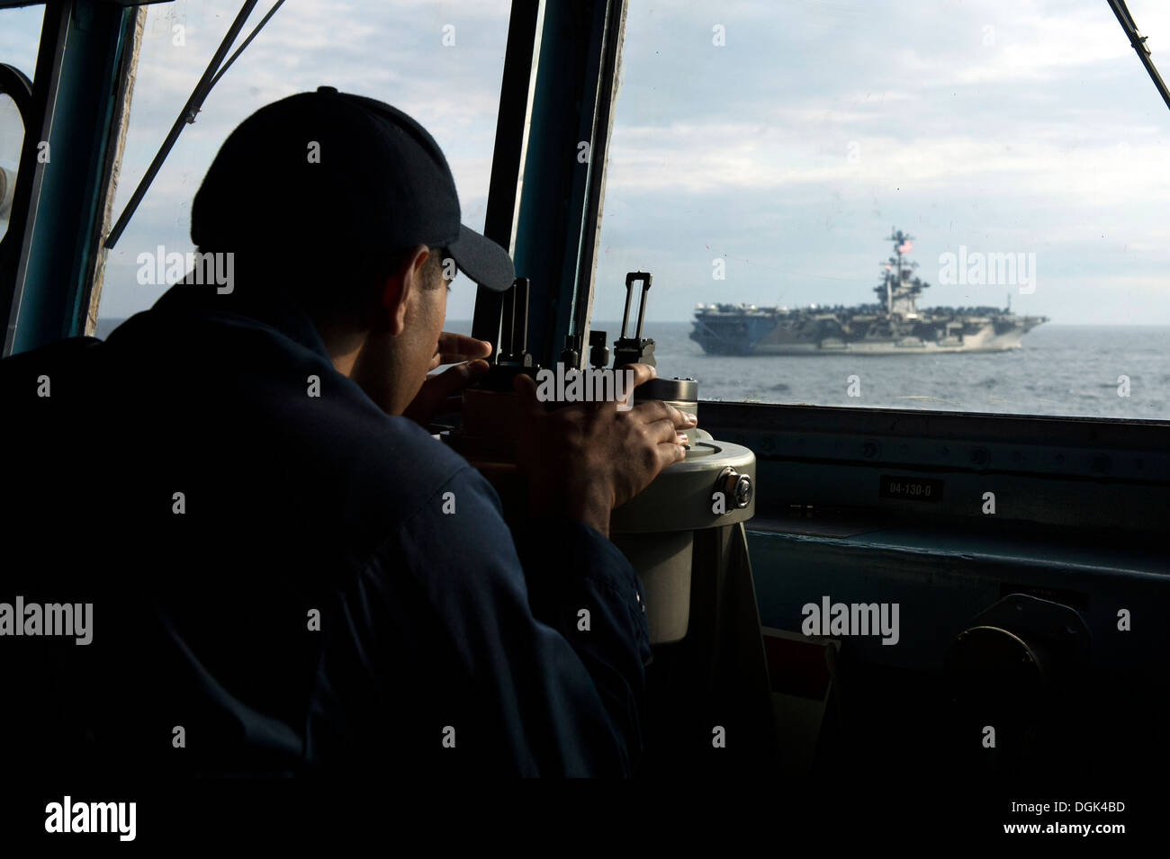 Alfiere di Travis Silva prende un cuscinetto dal ponte della Arleigh Burke-class guidato-missile destroyer USS Preble (DDG 88) alla Nimitz-class portaerei USS George Washington (CVN 73) come le navi entrare in formazione durante una foto exercis di formazione Foto Stock