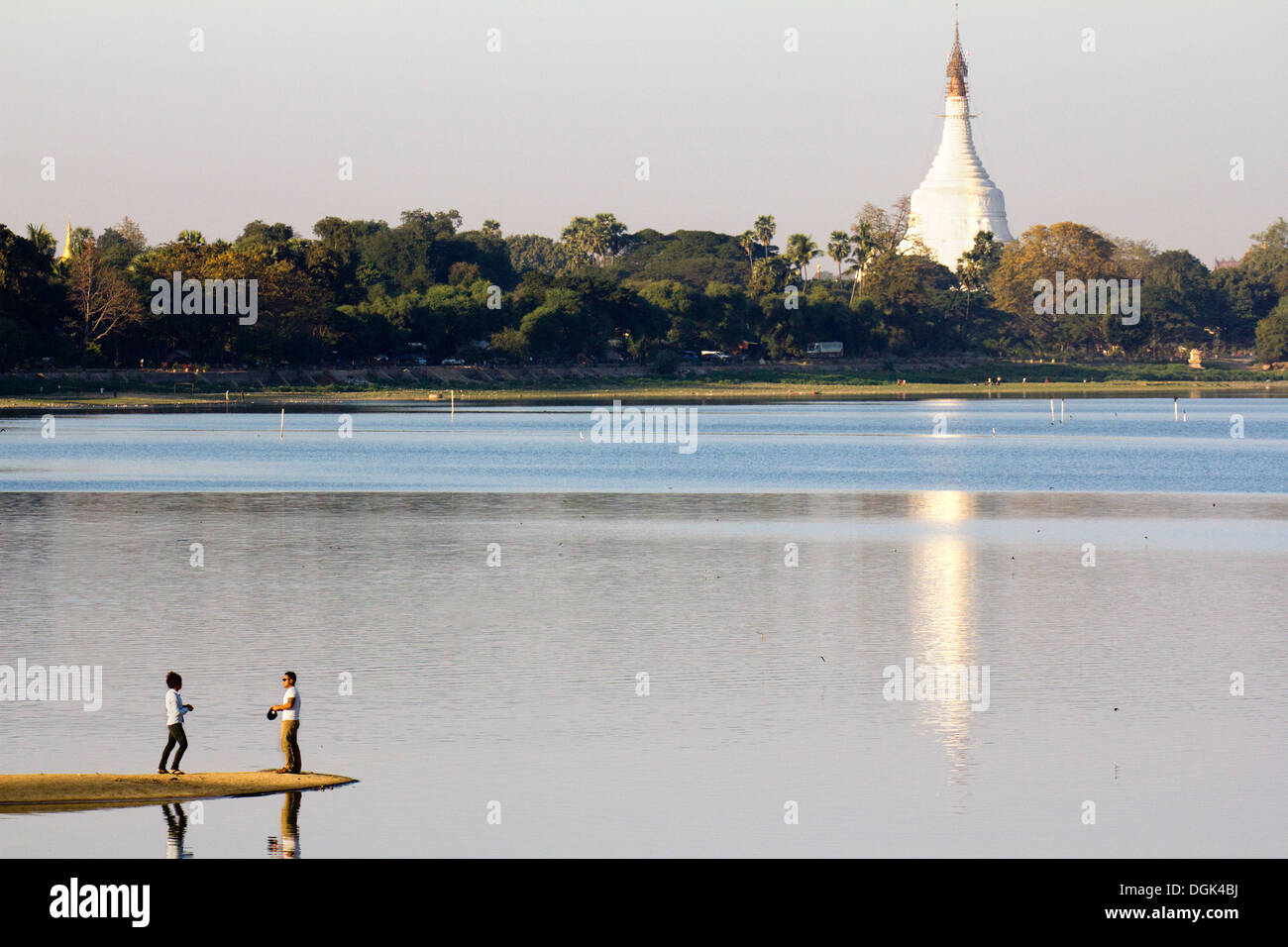 Prendendo un attimo dal lago Taungthaman in Myanmar. Foto Stock