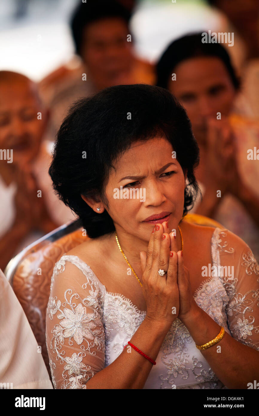 Madre della sposa a un matrimonio Buddista in un piccolo villaggio fuori di Phnom Penh Cambogia. Foto © Dennis Drenner 2013. Foto Stock