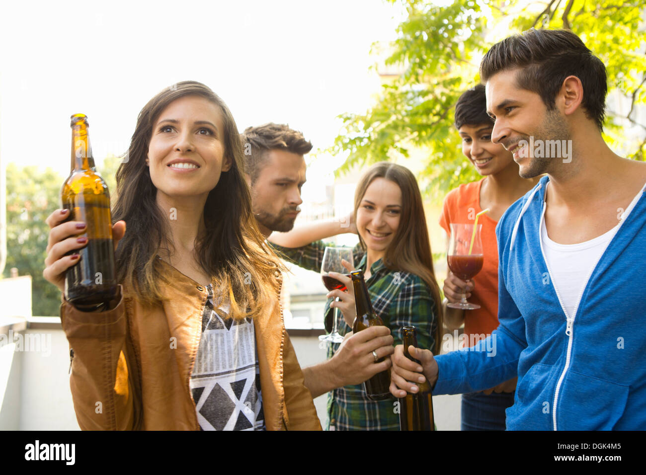 Gli amici di bere alcol all'aperto Foto Stock