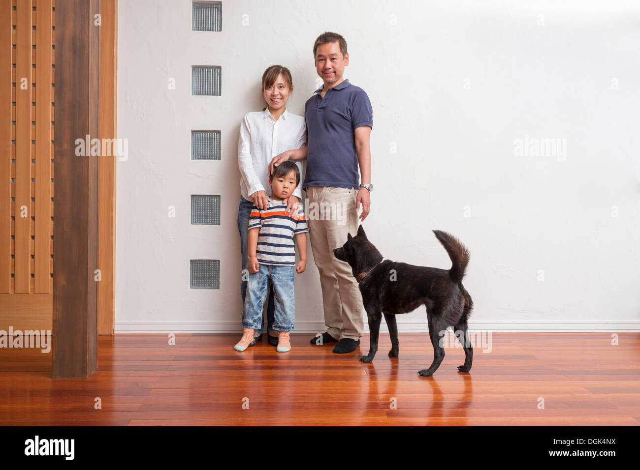 Famiglia con giovane figlio e cane Foto Stock