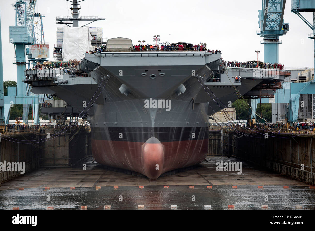 NEWPORT NEWS, Va. (ott. 11, 2013), Newport News la costruzione navale inondazioni Dock a secco 12 di galleggiare il primo nella classe portaerei, Unità Pre-Commissioning Gerald Ford (CVN 78). Foto Stock