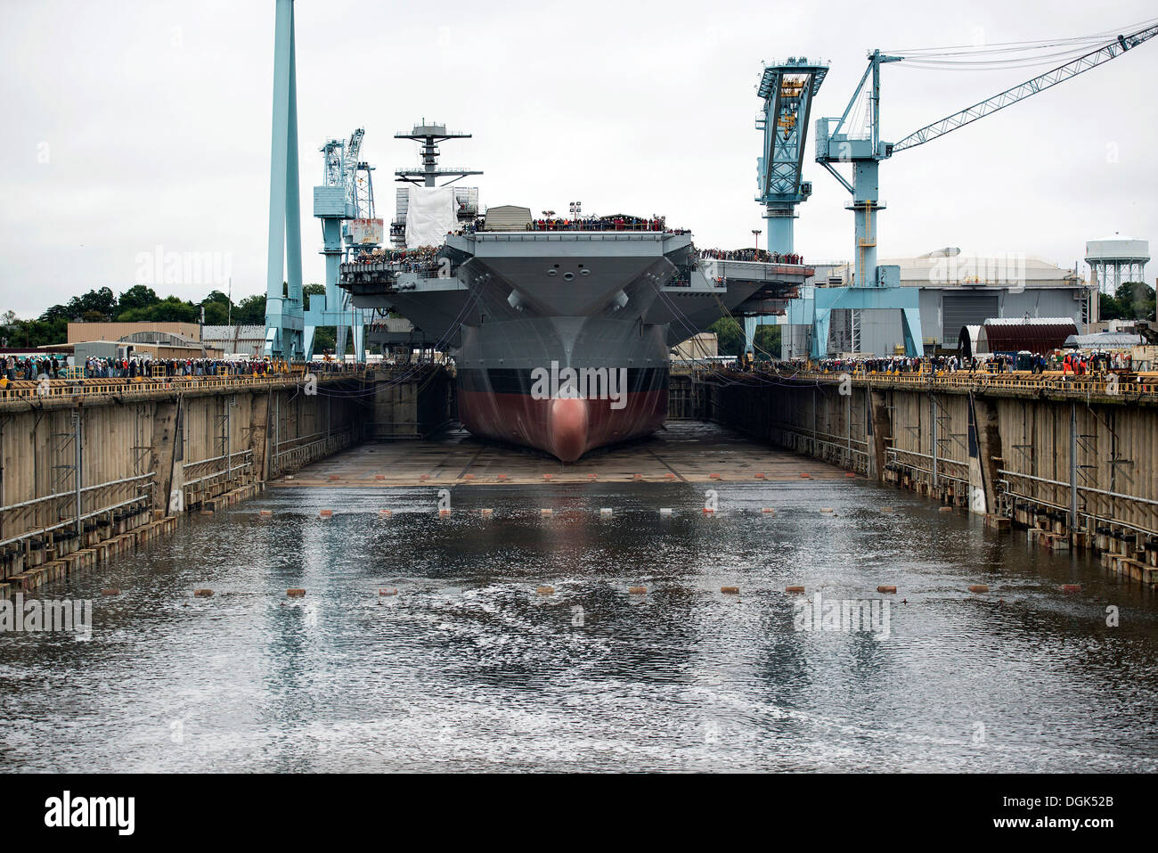 NEWPORT NEWS, Va. (ott. 11, 2013), Newport News la costruzione navale inondazioni Dock a secco 12 di galleggiare il primo nella classe portaerei, Pr Foto Stock