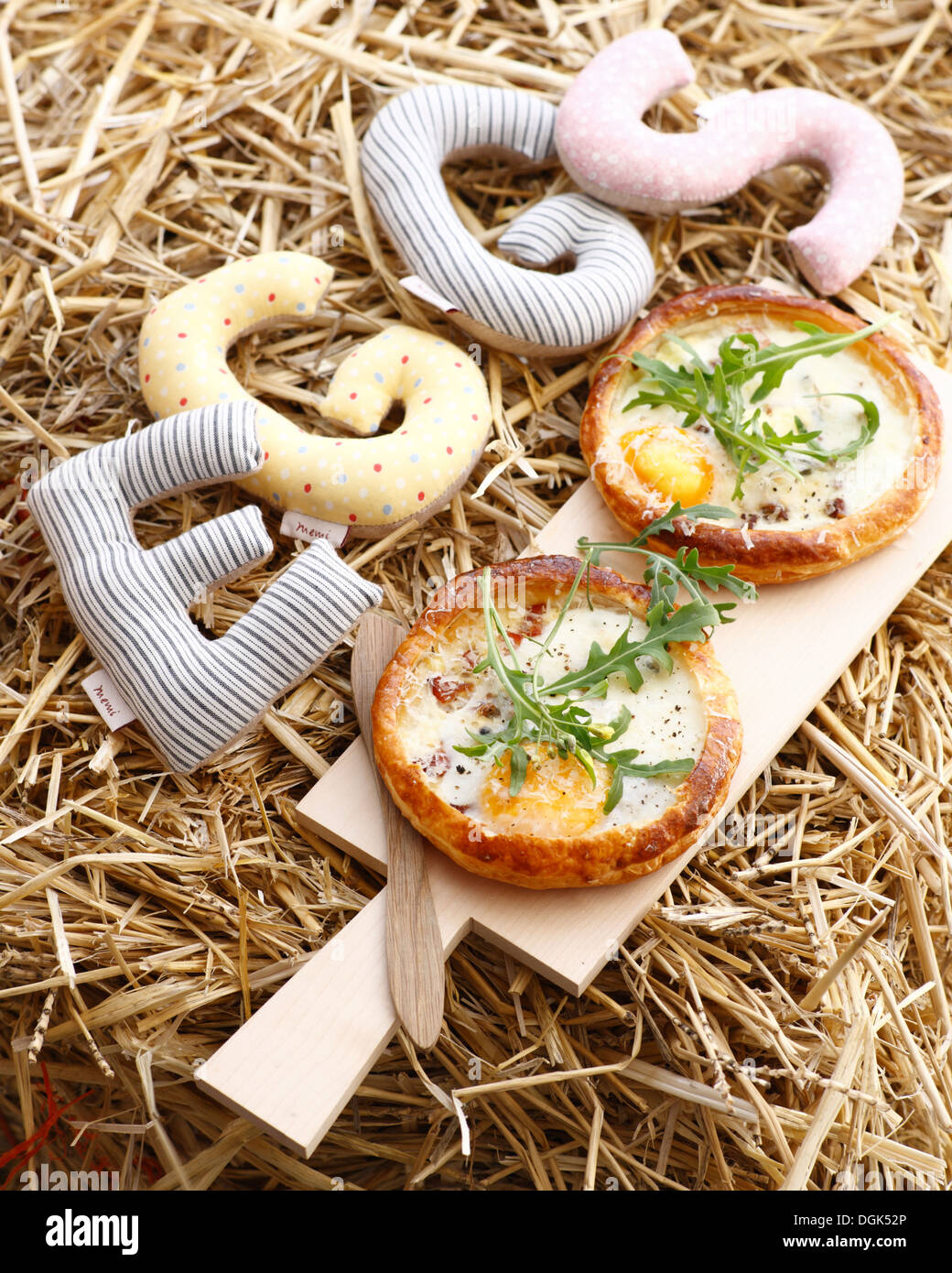 Ancora la vita di pancetta fresca crostate con rucola guarnire Foto Stock