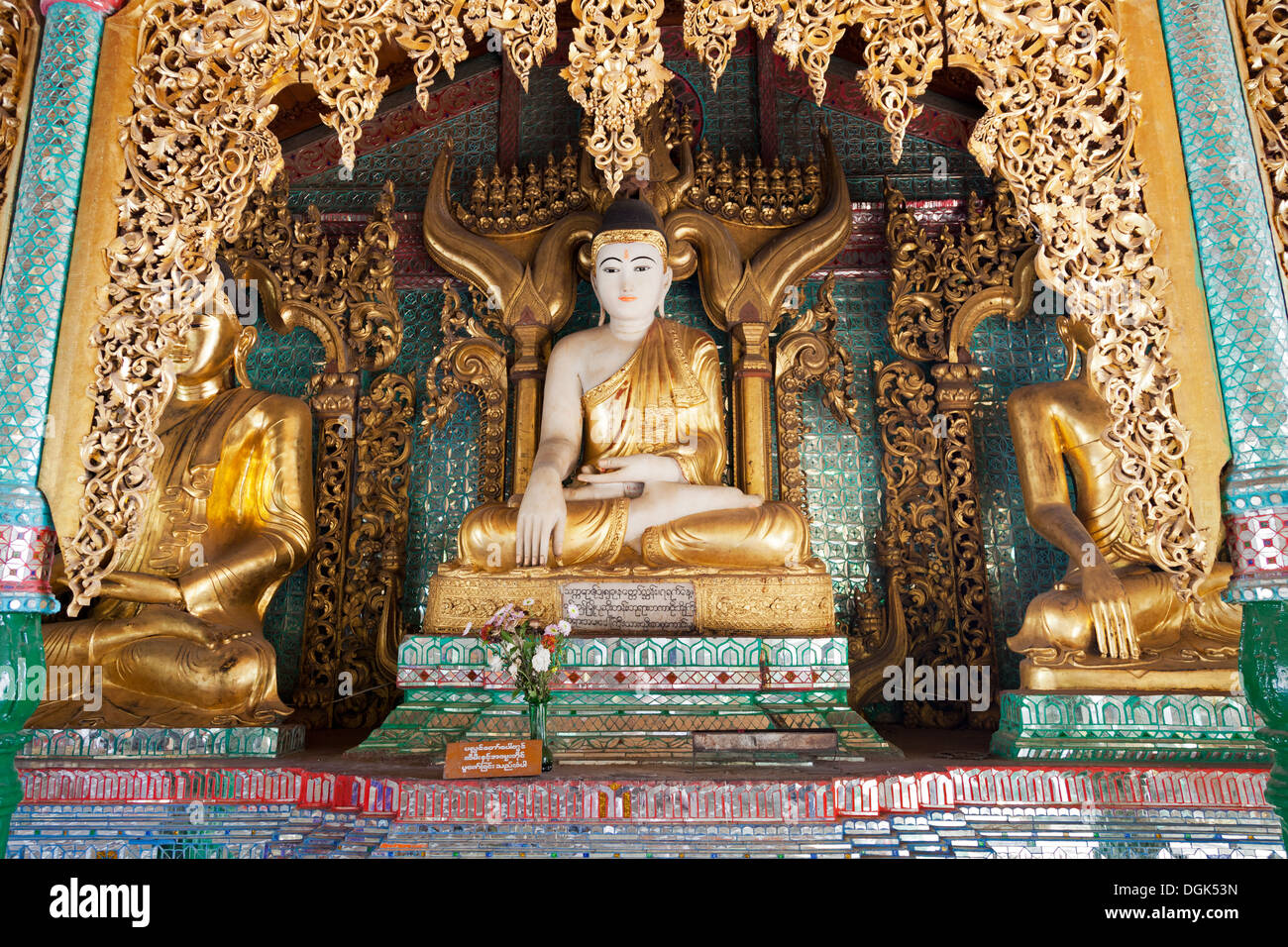 Ornato Buddha a Shwedagon tempio complesso di Yangon in Myanmar. Foto Stock