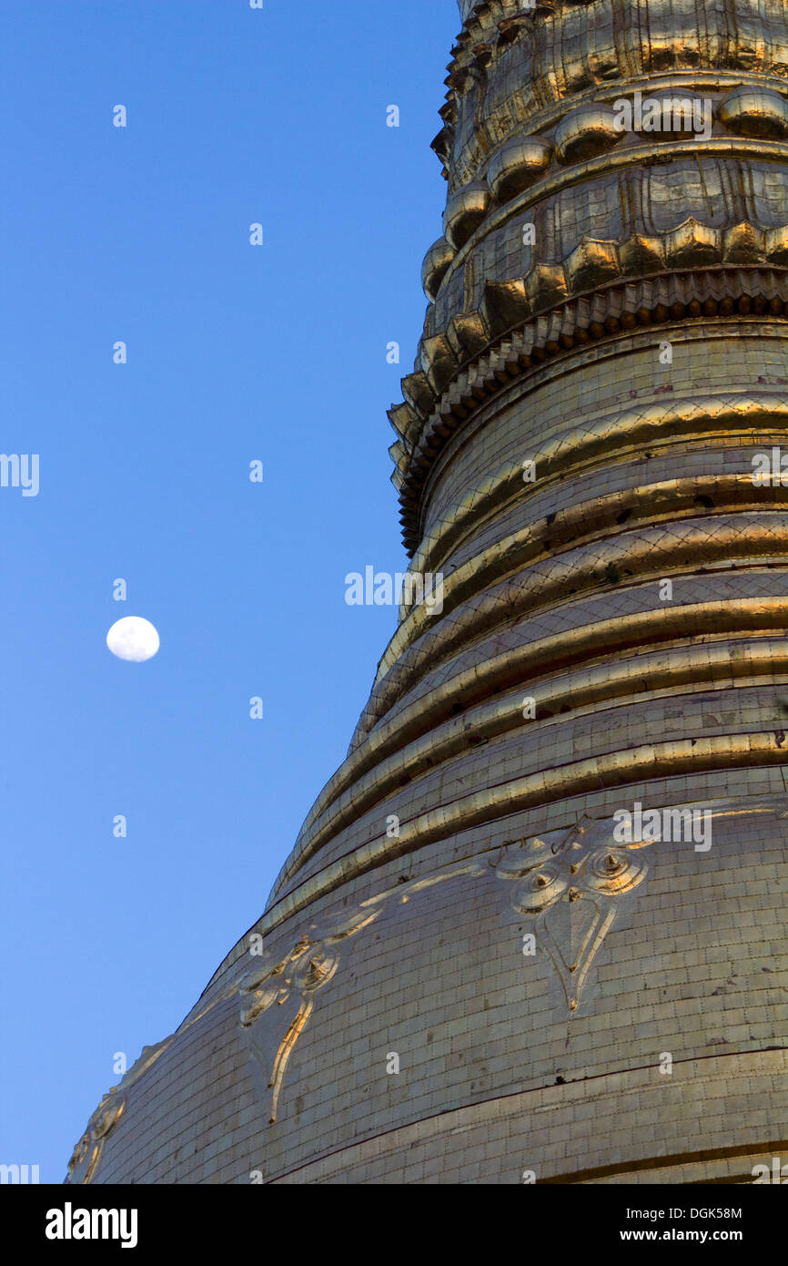 La luna sorge oltre la stupa principale della Shwedagon tempio complesso di Yangon in Myanmar. Foto Stock