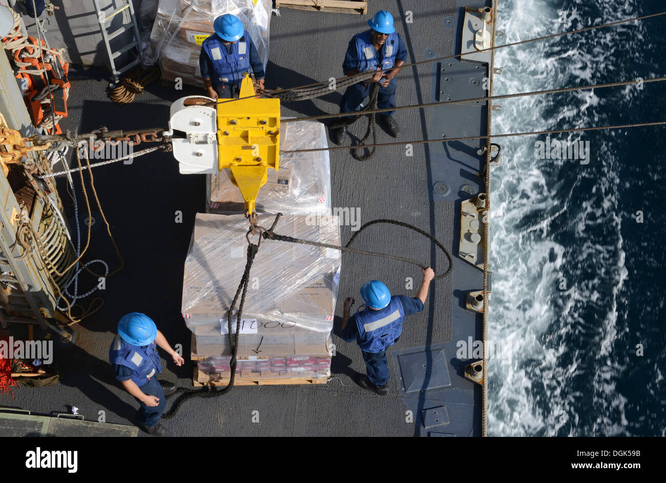 I marinai ricevono i negozi a bordo guidato-missili cruiser USS Gettysburg (CG 64) durante un rifornimento in mare con i militari Foto Stock