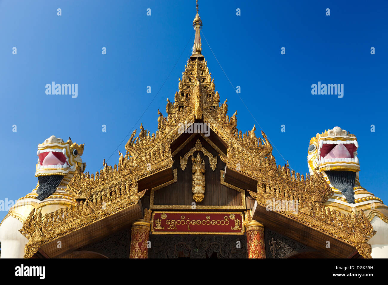 I Lions guard l'entrata sud della Shwedagon tempio complesso di Yangon in Myanmar. Foto Stock