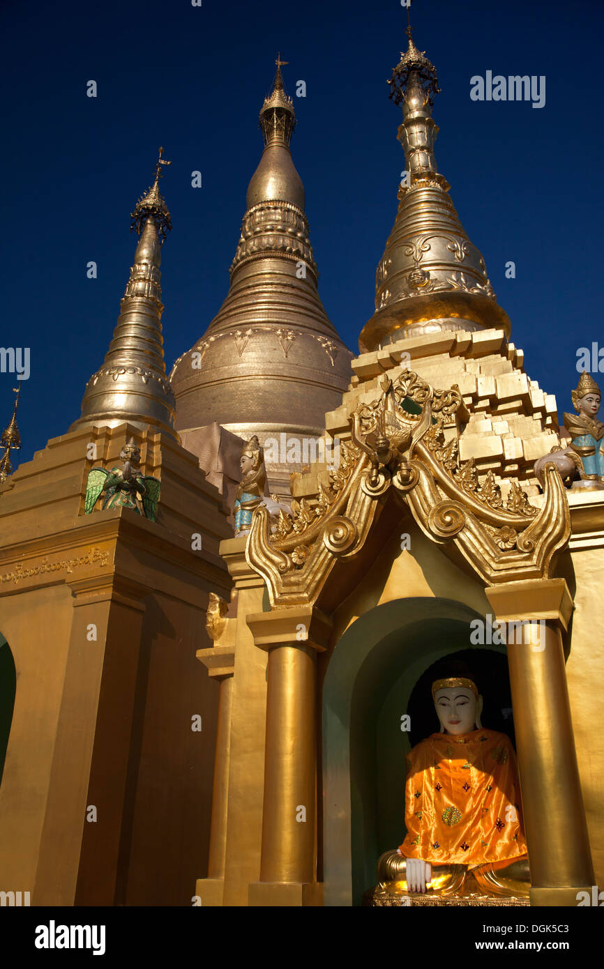 Le guglie e stupa e pagode della Shwedagon tempio complesso di Yangon in Myanmar. Foto Stock