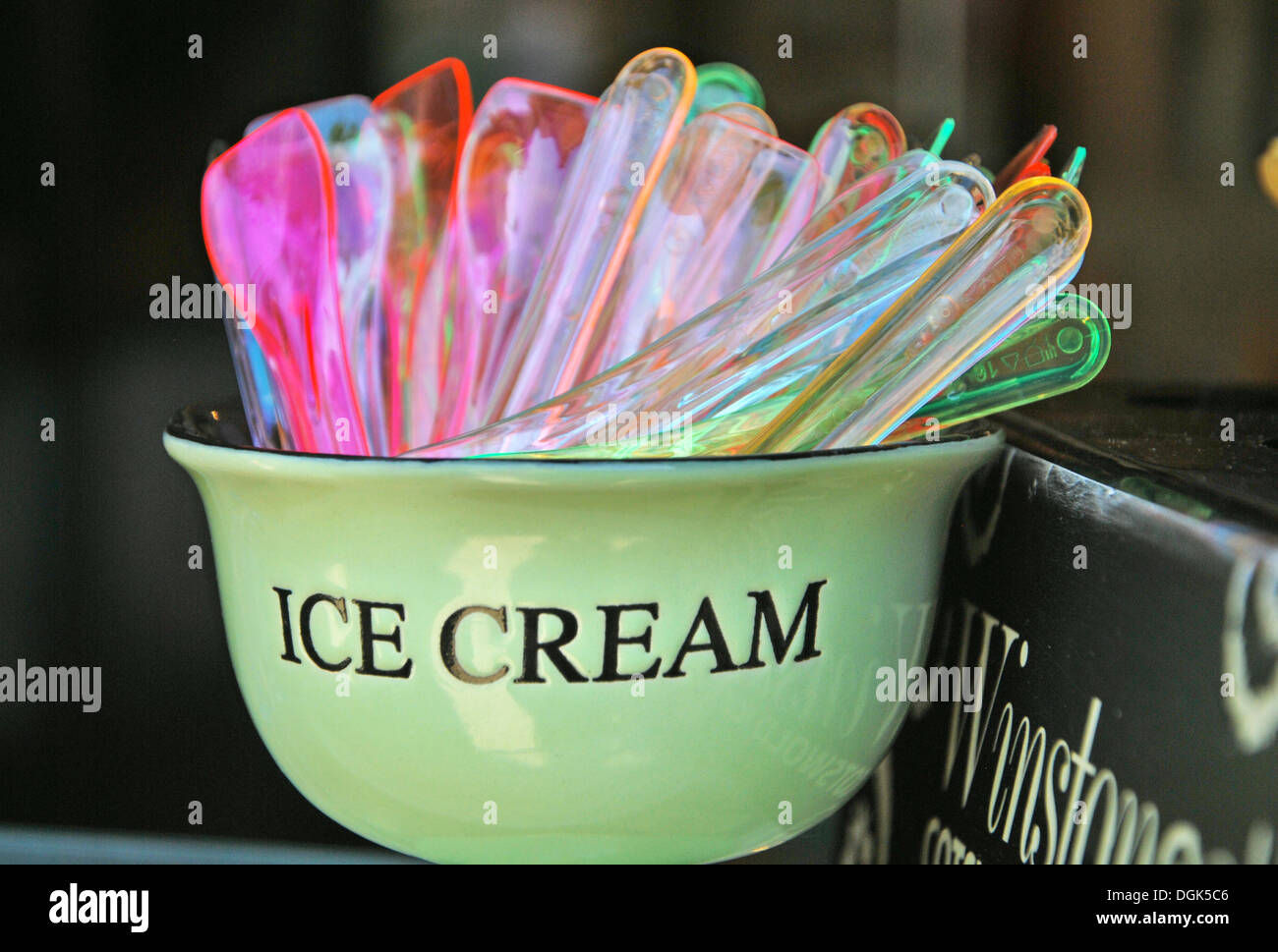 Tre Palle Rosa Del Gelato In Ciotola Di Plastica Blu Elegante Con La Salsa Della Fragola Il Cucchiaio D Argento Sulla Tavola Legno Image155730582