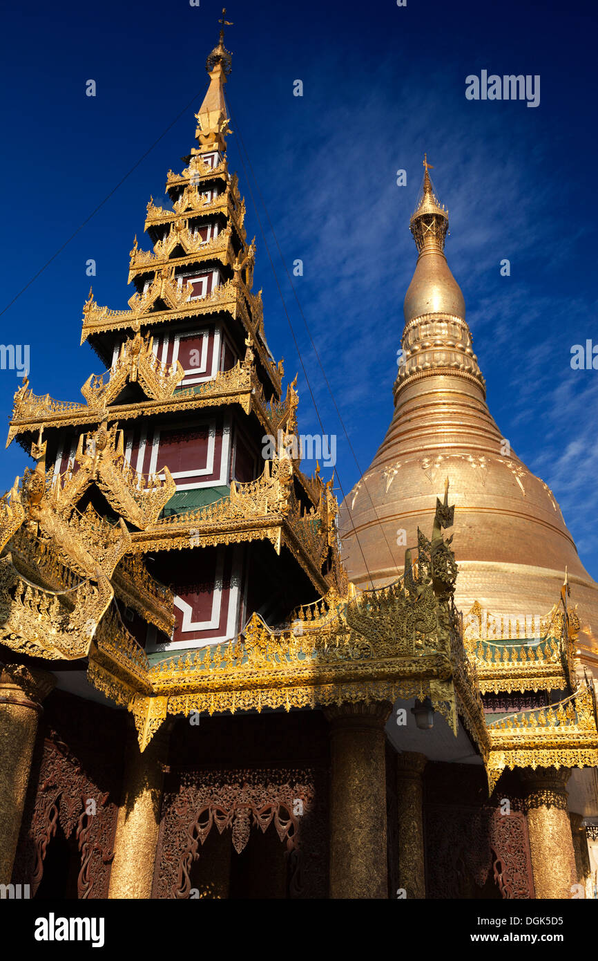 Le guglie e stupa e pagode della Shwedagon tempio complesso di Yangon in Myanmar. Foto Stock