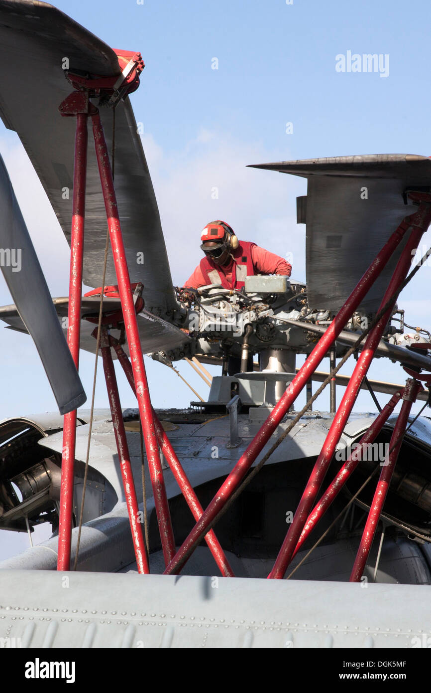 Aviation Ordnanceman 3rd Class Nickia Simmons esegue la manutenzione di routine su un MH-60S Seahawk elicottero a bordo dell'assalto anfibio nave USS Kearsarge (LHD 3). Kearsarge è distribuito come parte dell'anfibio Kearsarge pronto gruppo marittimo di supporto Foto Stock