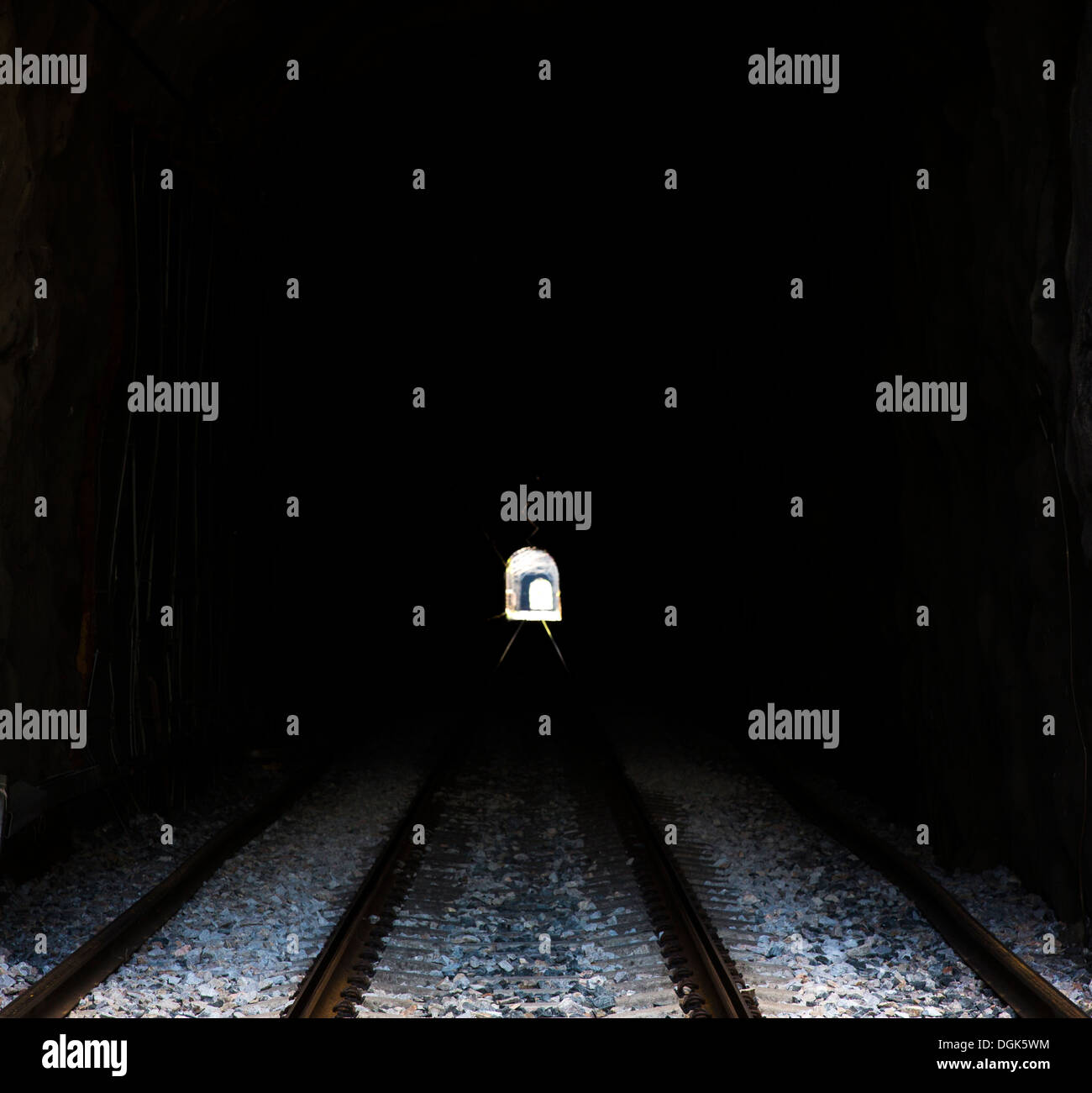 All'interno del tunnel ferroviario sotterraneo , luce alla fine del tunnel , Finlandia Foto Stock