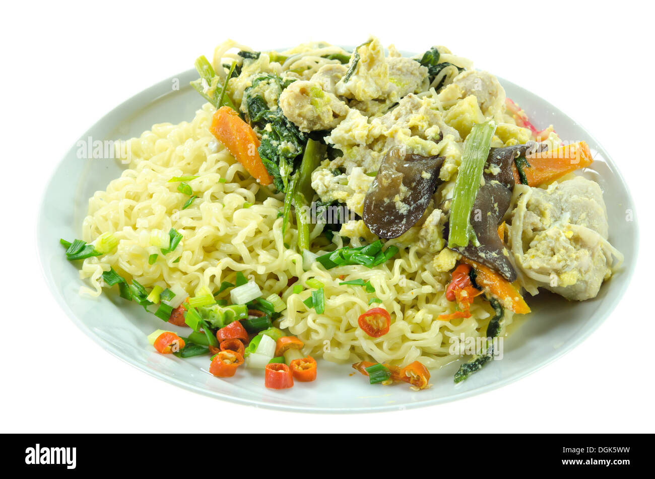 Saltate in padella spaghetti istantanei con carne di maiale , il peperoncino e verdure sul piatto su sfondo bianco Foto Stock