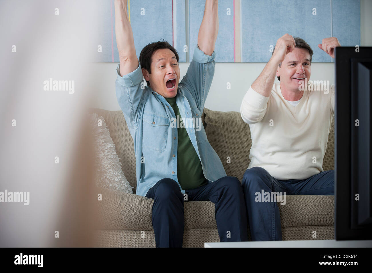 Gli uomini di età matura guardando la tv, tifo Foto Stock
