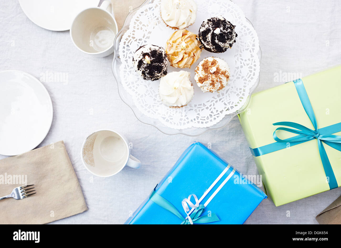 Vista ad alto livello di tortini, regali di compleanno e stoviglie Foto Stock