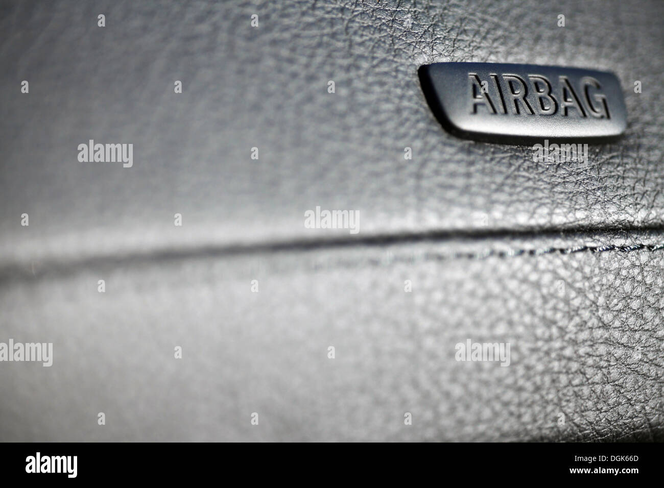 La parola "Airbag" è scritto su un cruscotto dell'automobile Foto Stock