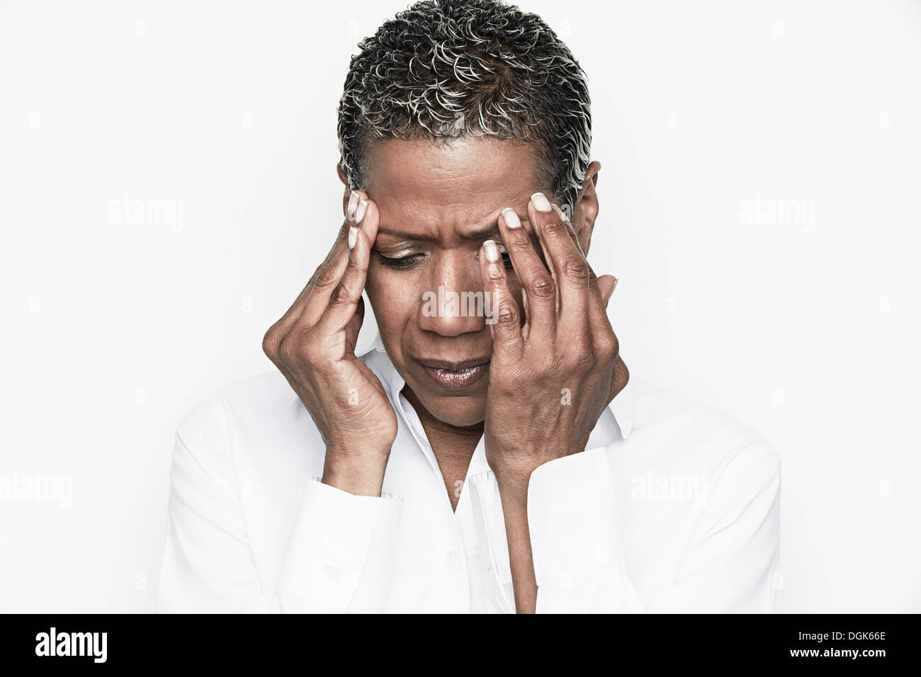 Senior donna con le mani sulla testa Foto Stock