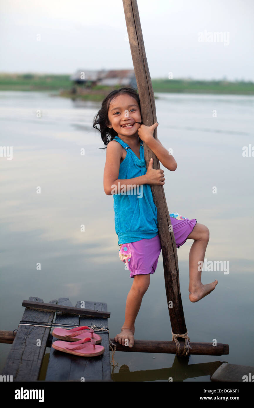 Una giovane ragazza riproduce dal fiume in un piccolo villaggio fuori di Phnom Penh Cambogia. Foto © Dennis Drenner 2013. Foto Stock