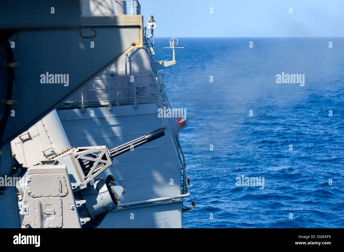 Il guidato-missili cruiser USS Monterey (CG 61) incendi a chiudere in sistema di armi (CIWS) durante un'esercitazione a fuoco. Il Monterey è Foto Stock