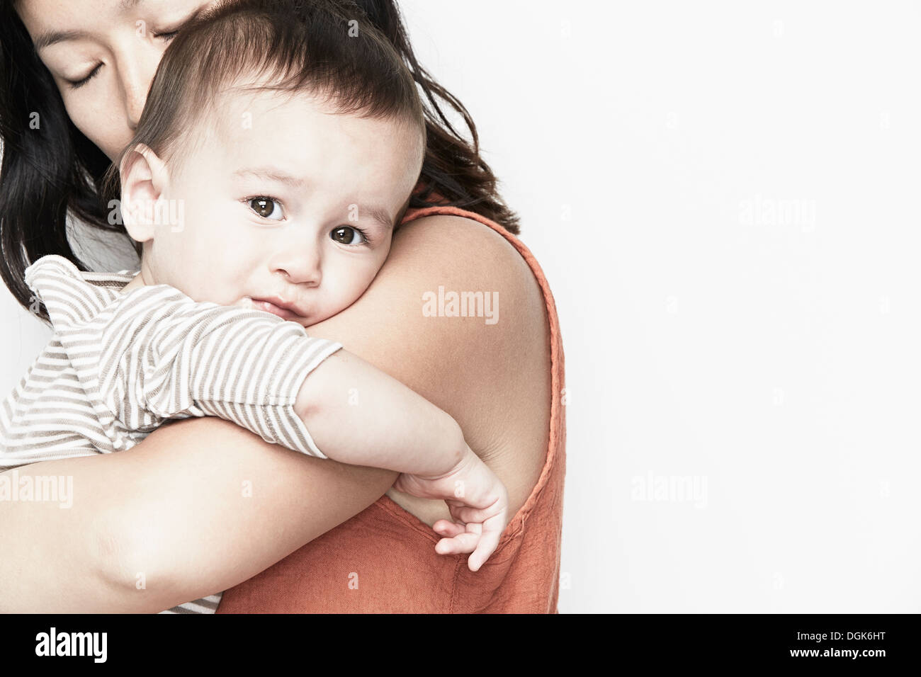 Madre abbracciando baby boy Foto Stock
