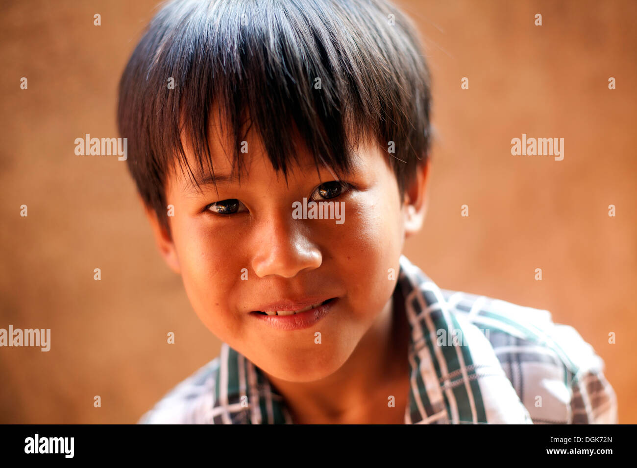 Ritratto di un giovane ragazzo cambogiano in un villaggio fuori di Phnom Penh Cambogia. Foto © Dennis Drenner 2013. Foto Stock