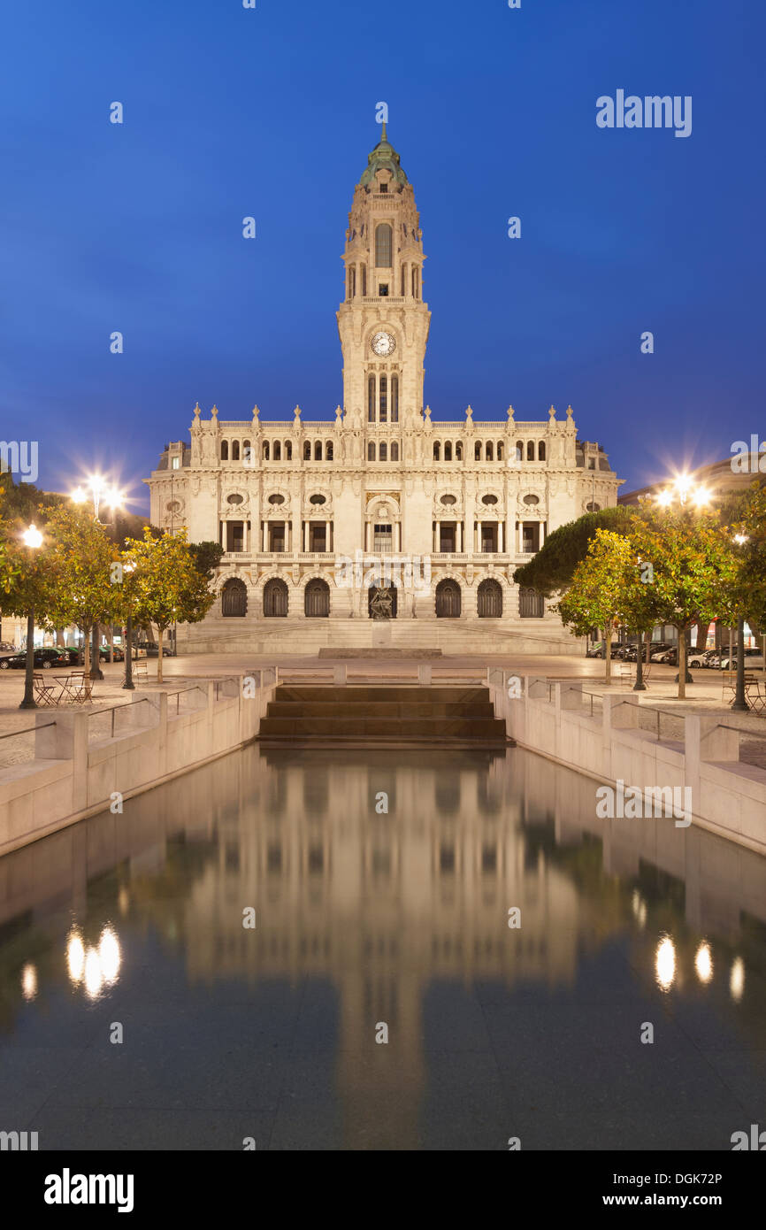 Porto Municipio (Camara Municipal do Porto) di notte, Porto, Portogallo Foto Stock