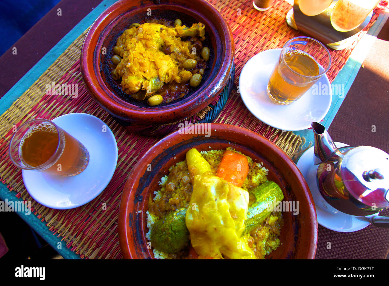 Gli ingredienti di base di una tagine e marocchino tè alla menta, Marrakech, Marocco, Africa del Nord Foto Stock
