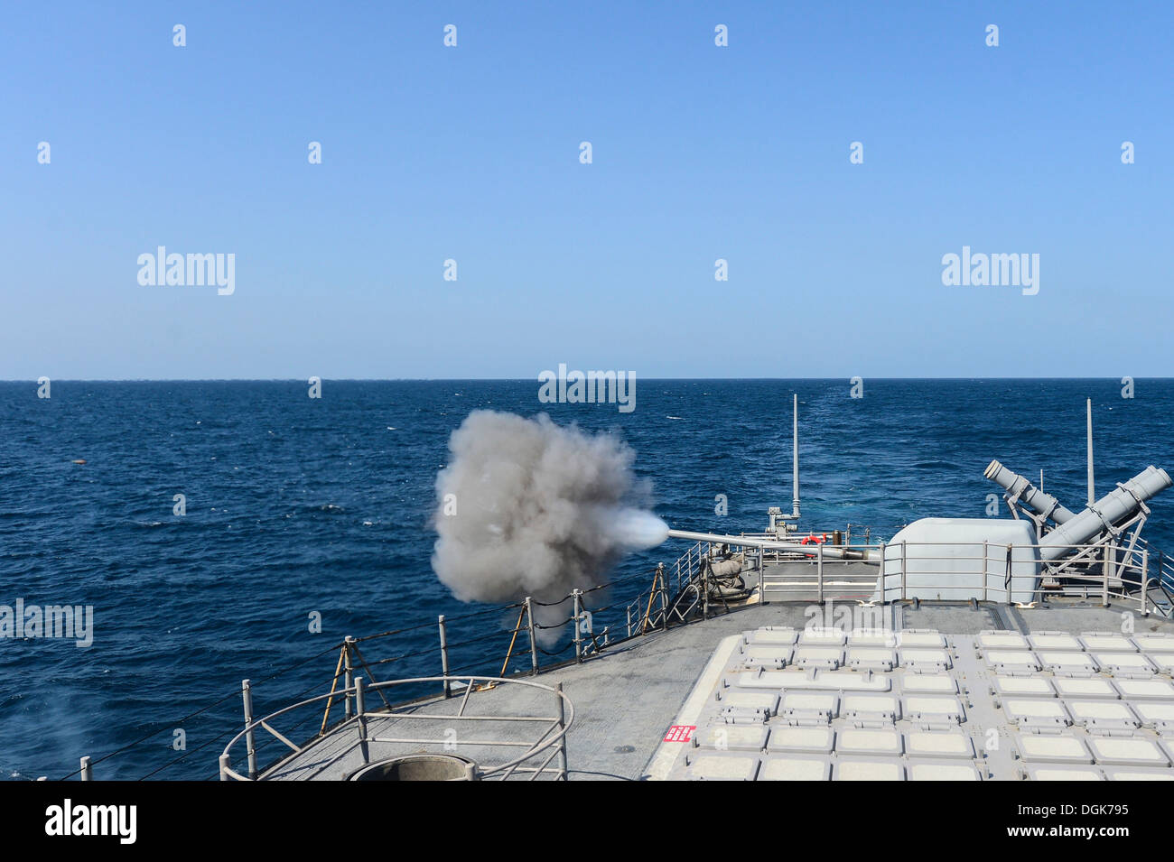 Il guidato-missili cruiser USS Monterey (CG 61) incendi un MK45 da 5 pollici pistola durante un'esercitazione a fuoco. Il Monterey è distribuito come supporto di le operazioni di sicurezza marittima e di teatro la cooperazione in materia di sicurezza gli sforzi negli Stati Uniti Quinta Flotta area di responsabilità. Foto Stock