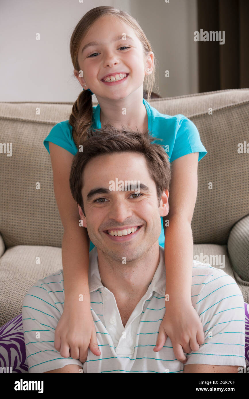 Ritratto di padre e figlia sorridente in telecamera Foto Stock