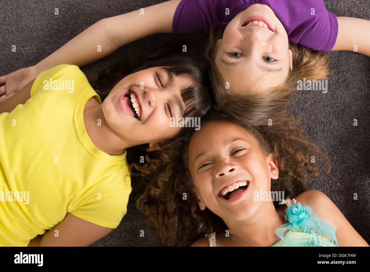 Le tre ragazze ridono, vista aerea Foto Stock