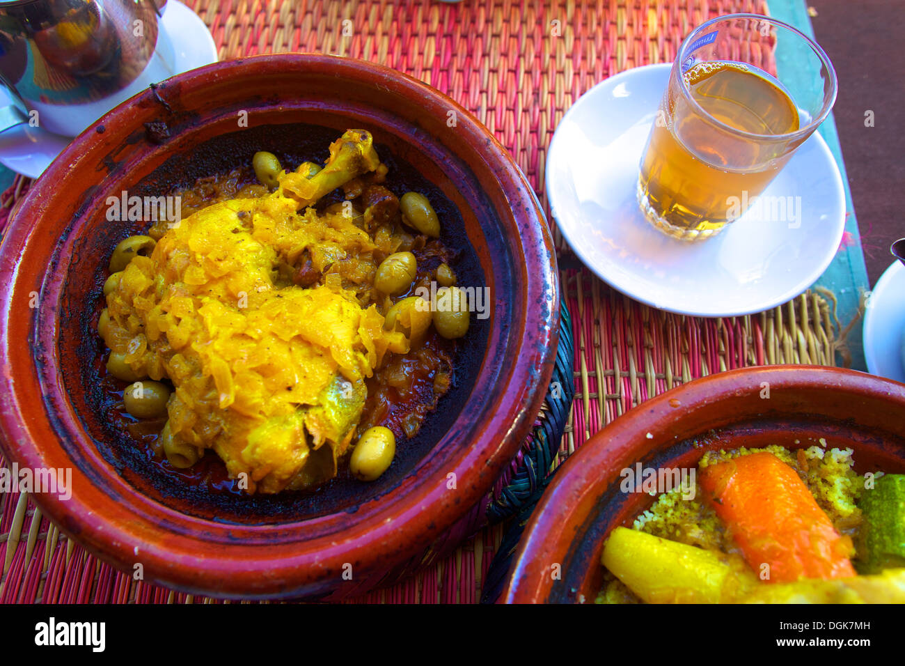 Gli ingredienti di base di una tagine e marocchino tè alla menta, Marrakech, Marocco, Africa del Nord Foto Stock