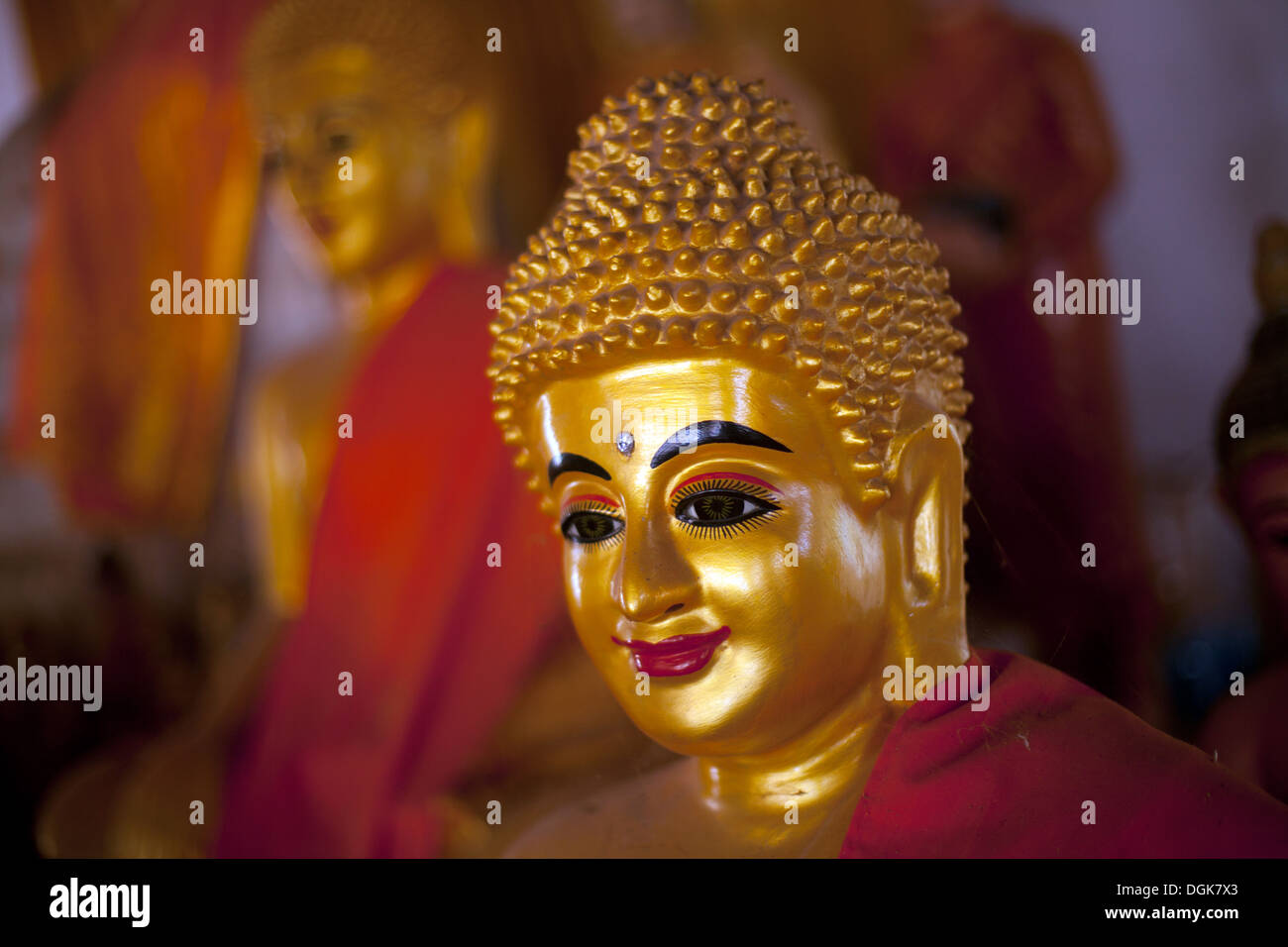 Statua del Buddha in un tempio al di fuori di Phnom Penh Cambogia. Foto © Dennis Drenner 2013. Foto Stock