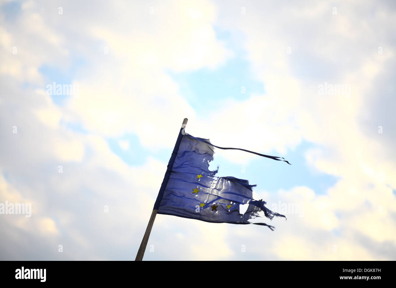 La rottura di una bandiera dell'Unione europea Foto Stock