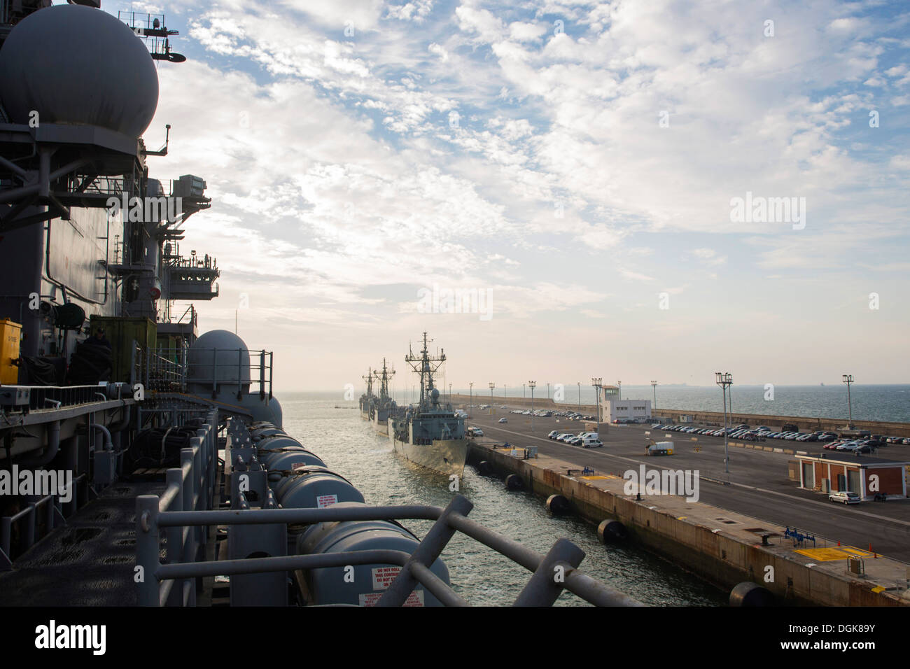 L'assalto anfibio nave USS Kearsarge (LHD 3) si avvicina al molo. Kearsarge è distribuito come parte dell'anfibio Kearsarge pronto Gruppo di supporto le operazioni di sicurezza marittima e di teatro la cooperazione in materia di sicurezza gli sforzi negli Stati Uniti 6 area della flotta di res Foto Stock