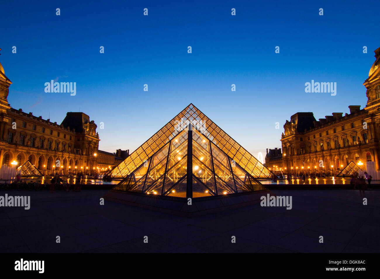 La piramide del Louvre Museum al crepuscolo in Parigi Francia Foto Stock