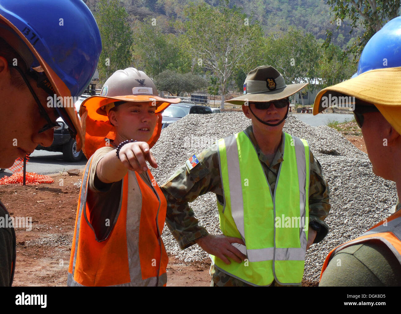 METINARO, Timor Est - (ott. 18, 2013) Builder di terza classe Morgan Rego, dalla base navale di Mobile Battaglione di costruzione (NMCB) 3, dà Foto Stock