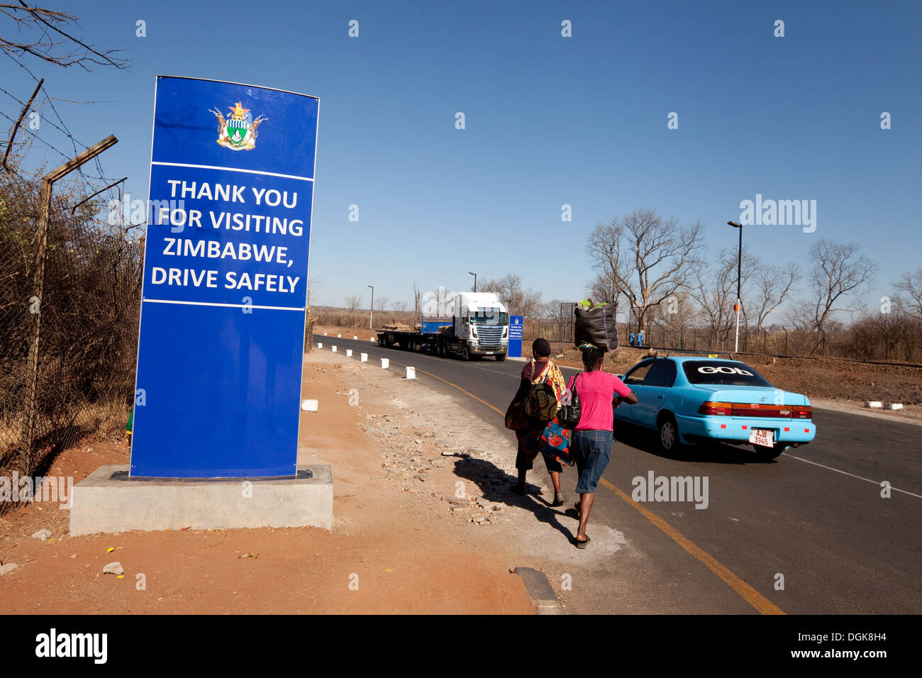 Auto e persone di lasciare lo Zimbabwe al confine con lo Zambia e Victoria Falls, Africa Foto Stock