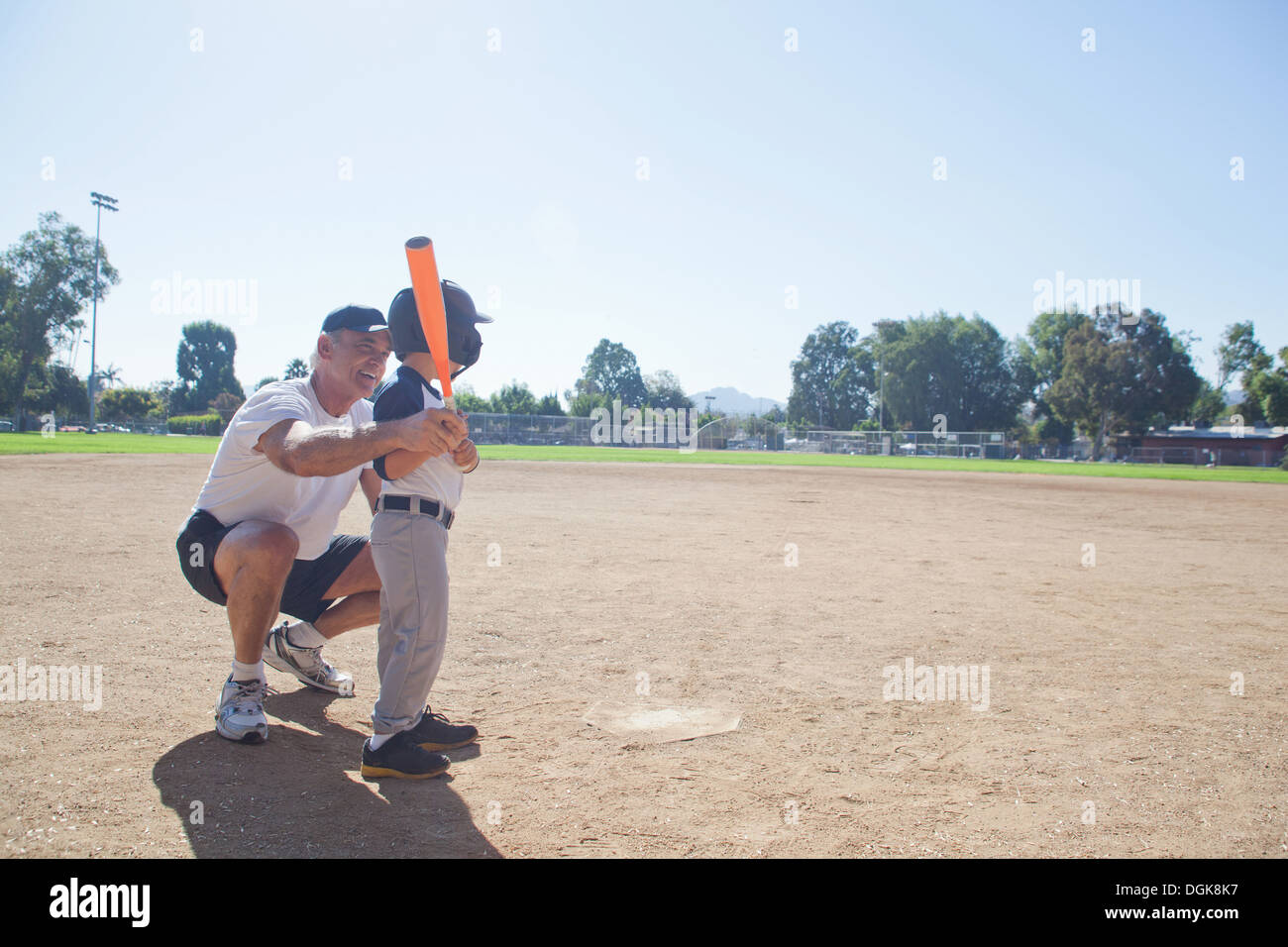Uomo nipote di insegnamento a giocare a baseball Foto Stock