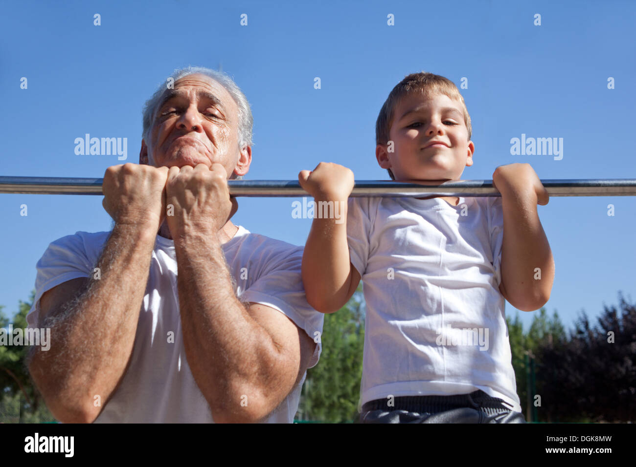 L uomo e il nipote facendo chin-ups Foto Stock